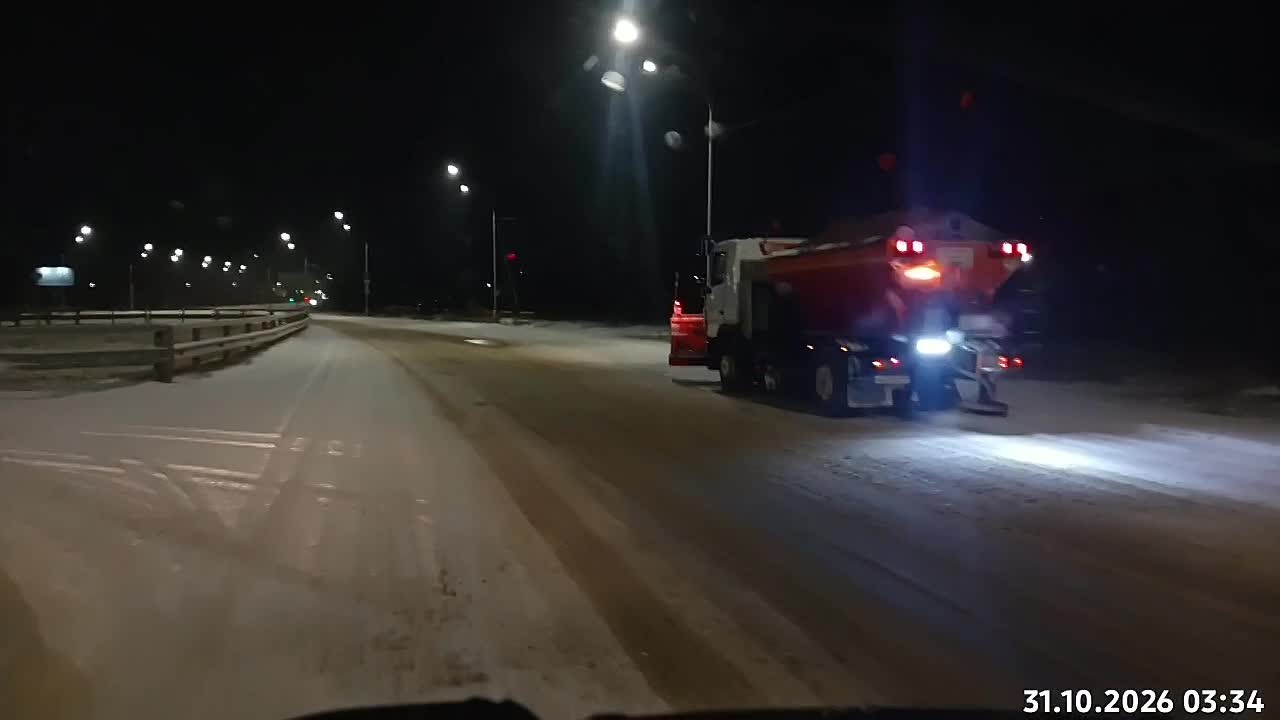 Дорожные службы проводят уборку улично-дорожной сети города