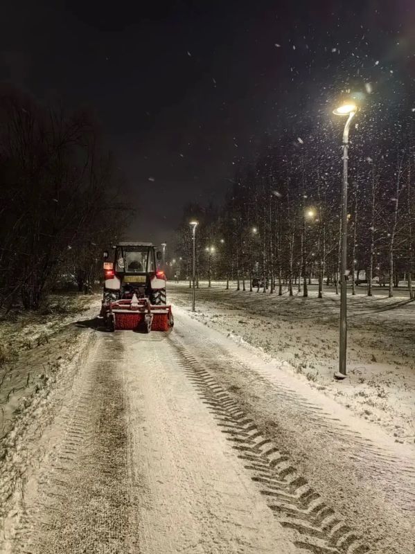 Дорожные службы проводят уборку улично-дорожной сети города Дорожные службы проводят уборку улично-дорожной сети города